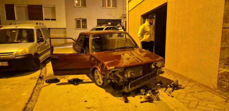 Sevgilisindən ayrılan gənc, küçənin ortasında ağlayaraq maşınını parçalayıb - VİDEO