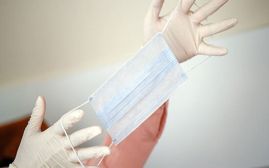 Daha bir ölkə maska ​​tələbini ləğv edir