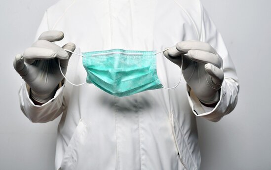 Bu ölkədə maska taxma tələbi yenidən qüvvəyə mindi