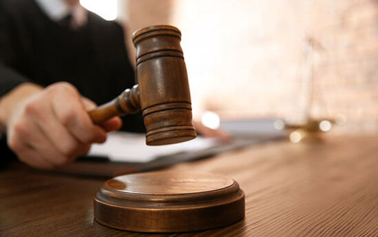 Bəraət alan qadın: "Keçmiş rəis oğlundan ayrılmağım üçün məni tutdurdu" - FOTO