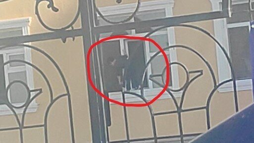 Məktəbdə azyaşlı şagirdə pəncərə sildiriblər? - VİDEO