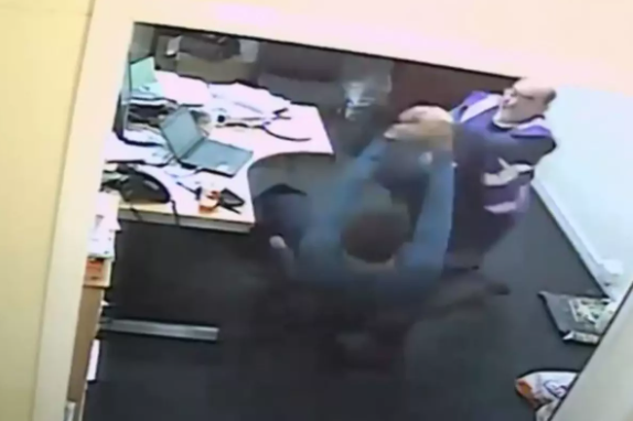 Məktəb direktoru köməkçisini görün hansı səbəbdən döydü - VİDEO