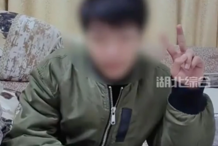 19 yaşlı oğlanı aldadaraq sinə böyütmə əməliyyatı ETDİLƏR- FOTOLAR