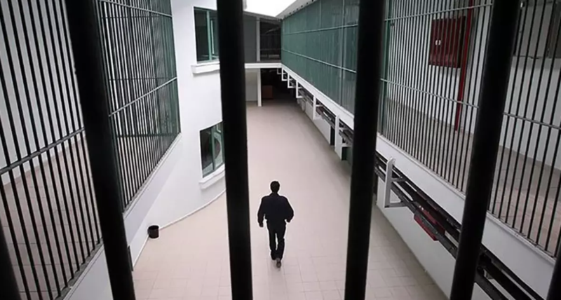 Həbsxanaya narkotik vasitə keçirən vəkil saxlanıldı