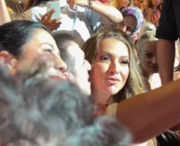 Hadisədən konsert zamanı sürpriz hərəkət! Səhnədən enib fanatını öpdü - VİDEO
