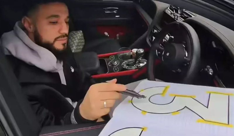 Məşhur futbolçu imza istəyən şəxsin əşyasına düz xətt çəkdi: Görün hansı səbəbdən! - VİDEO