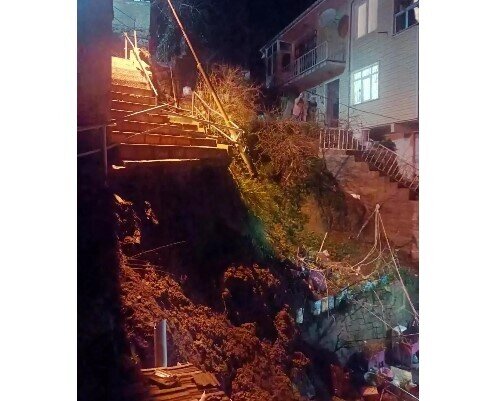 Güclü yağış nəticəsində pilləkən uçdu: Xəsarət alan yoxdur - VİDEO