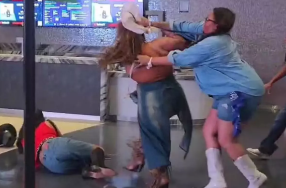 Məşhur müğənninin konsertində arzuolunmaz hadisələr yaşanıb - VİDEO