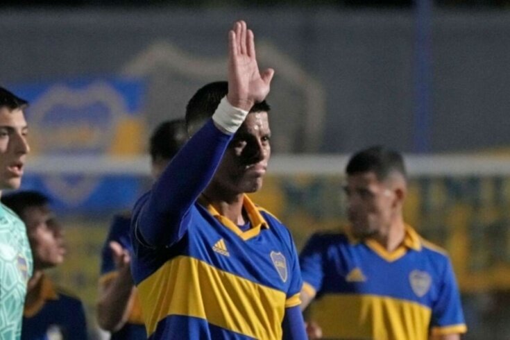 Messi onu öz yanına aparır