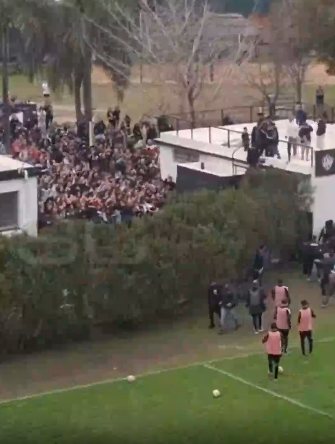 Messinin stadiona gəlməsi azarkeşləri hərəkətə gətirdi - VİDEO
