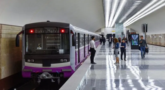 Bakı metrosunda sərnişinlər boşaldılır