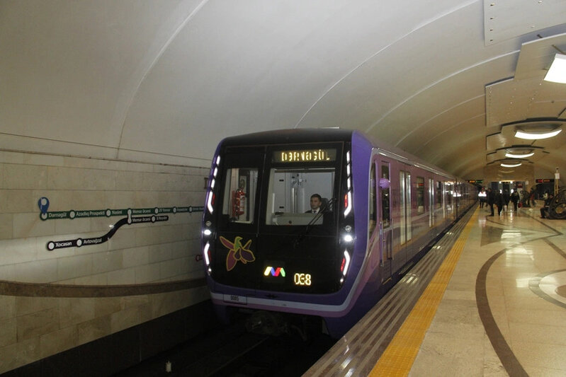Bakı metrosunda qatarlar tuneldə qaldı - Nə baş verib?