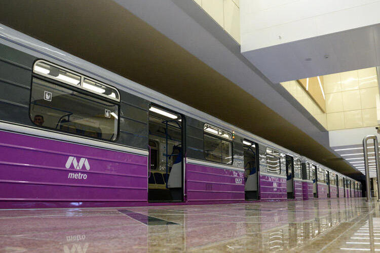 Bakı metrosunda bu görüntü GÜNDƏM OLDU - VİDEO