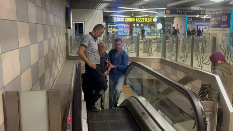 Metroda zarafatlaşan şagirdlərin toqquşduğu kişi relslərin üzərinə yıxıldı - VİDEO