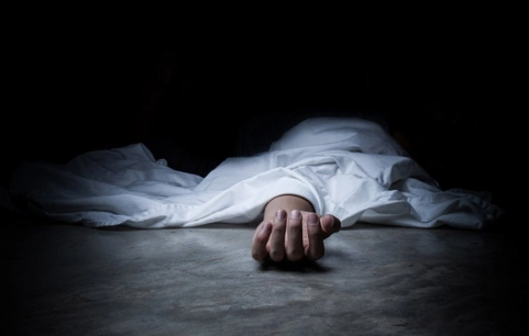 Evdə 47 yaşlı qadının çürümüş meyiti tapıldı