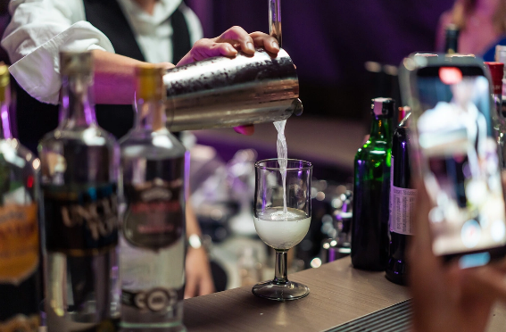 Yaponiyada işdən çıxmağı düşünənlər üçün pulsuz içkilər təklif edən bar açılıb