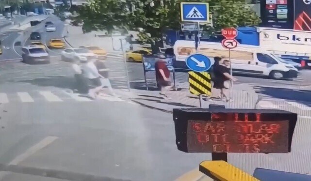 Mikroavtobusun vurduğu yol polisi ağır yaralandı - VİDEO