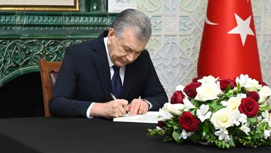 Özbəkistan prezidenti Türkiyənin Daşkənddəki səfirliyində başsağlığı kitabını imzalayıb