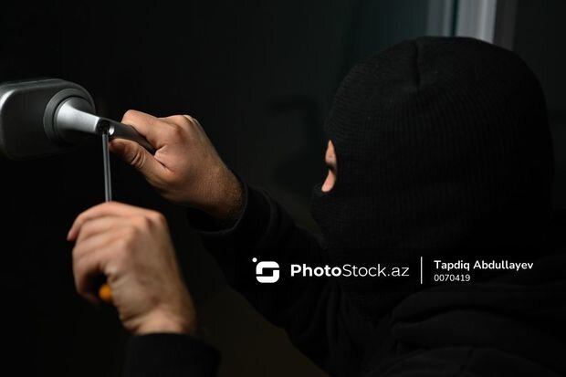 Evlərdən qızıl-zinət əşyaları oğurlayan şəxslər saxlanılıblar