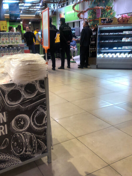 Bakıda kişi supermarketdə qəfil öldü - FOTO