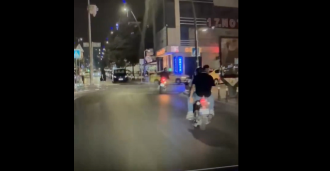 Motosikletli şəxs silahı ətrafdakı insanlara tuşladı - VİDEO