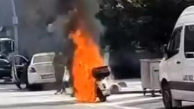 Hərəkətdə olan motosiklet alov aldı – sürücü sağ qaldı, motosiklet kül oldu