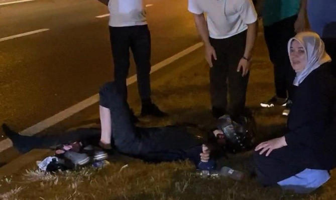 Motosiklet aşdı, sürücü yaralandı: Anası əlini bir an olsun buraxmadı - VİDEO