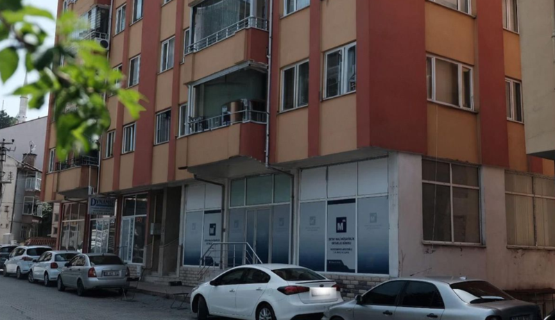 Gənc qız müəlliminin əlindən qurtulmaq üçün çılpaq halda özünü binadan atıb