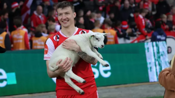 22 il sonra oyunu qazandılar, mükafat olaraq quzu verildi