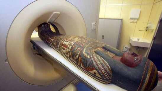 Mumiyanı rentgen aparatına saldılar: ŞOK OLDULAR - "YAŞAYIR"