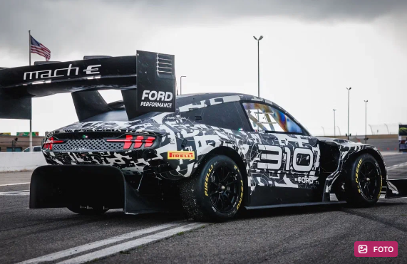 Yarış üçün hazırlanmış "Super Mustanq" nümayiş olundu