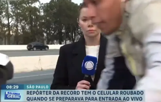 Canlı yayın zamanı velosipedli oğru jurnalisti qarət etdi- FOTO