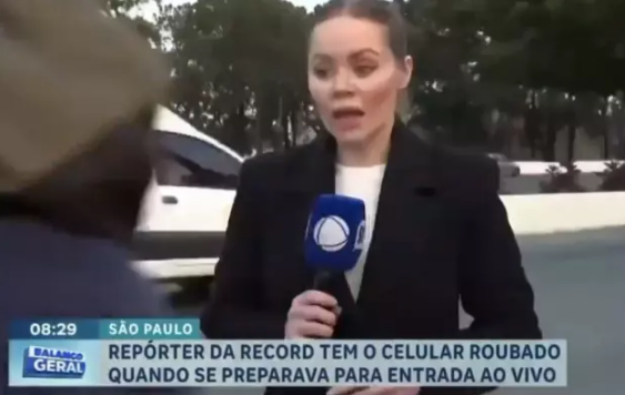 Canlı yayın zamanı velosipedli oğru jurnalisti qarət etdi- FOTO