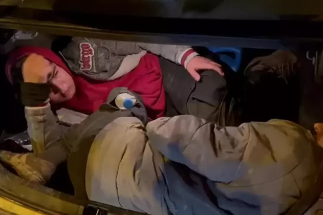 Polis yolda saxladığı maşının baqajını açanda gözlərinə inana bilmədi - VİDEO