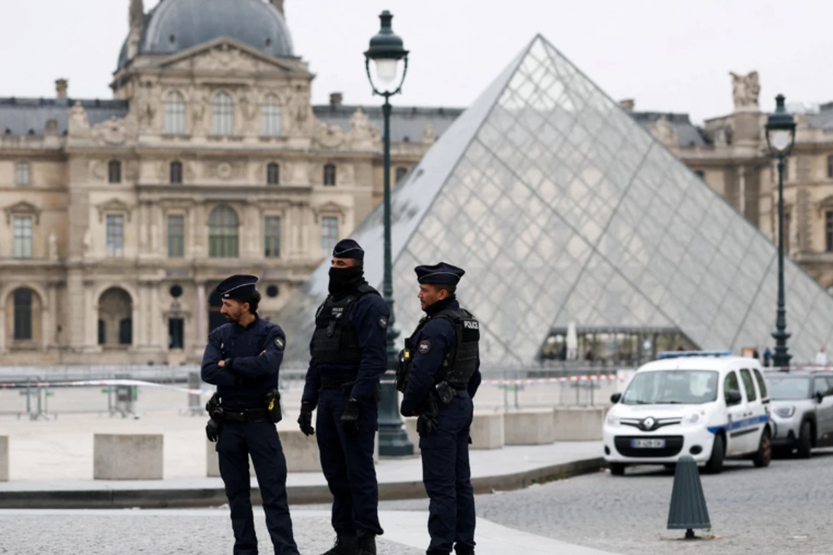 Fransada daha bir müzeydən 90 min avroluq OĞURLUQ