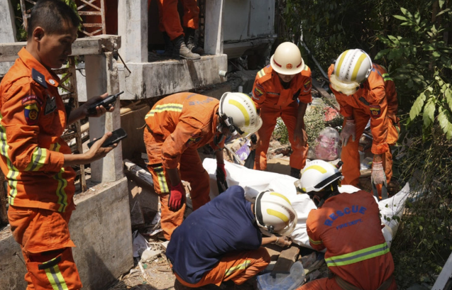 Myanmada zəlzələdən beş gün sonra kişi dağıntılar altından sağ çıxarıldı
