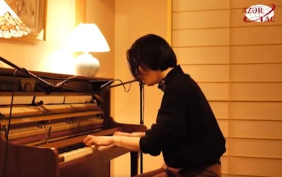 Xudayarı dinləyən yapon musiqiçidən təsirli addım - Video