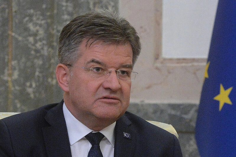 Fitsonun müşaviri adının Epşteyn dosyesində çəkilməsindən sonra istefa verib