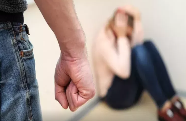 Bakıda kişi ondan pul istəyən sevgilisini döydü