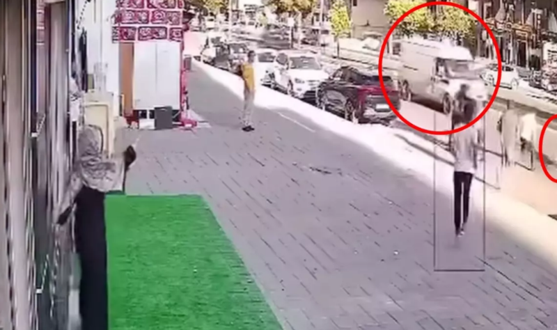 Bıçaqlı davadan qaçarkən avtobusun altında qaldı - VİDEO