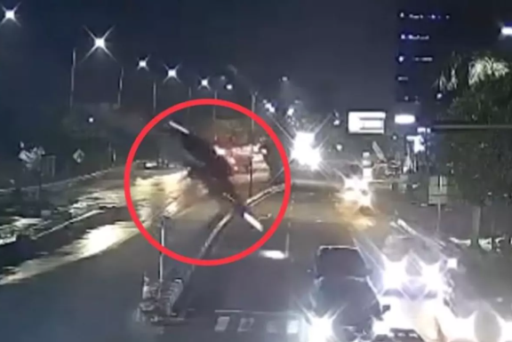 Naviqasiya proqramının göstərdiyi yolla gedən taksi körpüdən aşdı