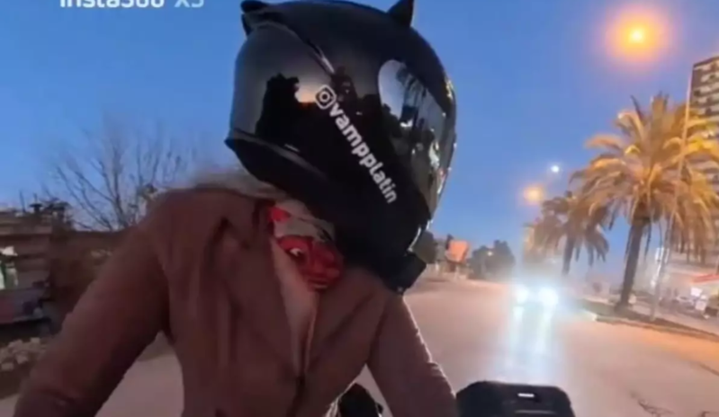 Ağır motosiklet qəzası: qadın sürücü xəsarət aldı - VİDEO