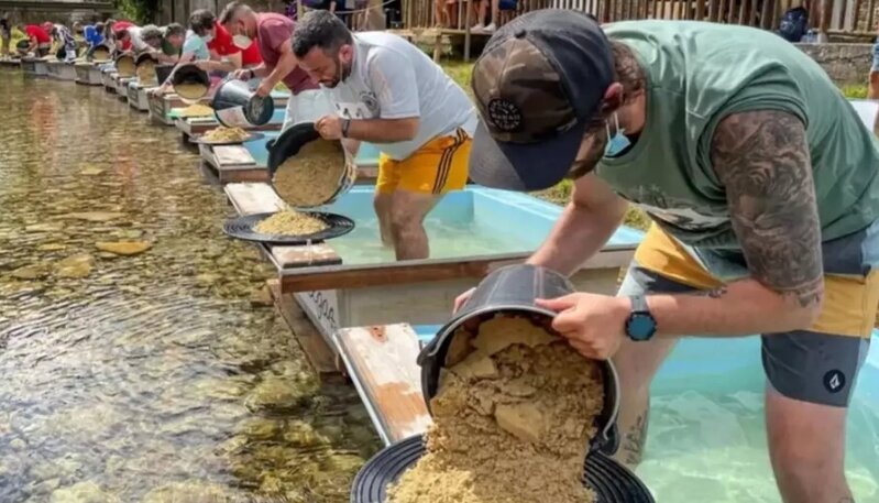 Bu ölkədə çaydan qızıl çıxır