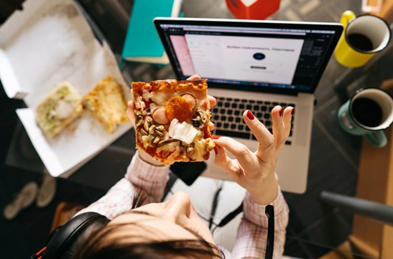 Kompüter qarşısında yemək yeməyin fəsadları - İspaniyalı həkimdən XƏBƏRDARLIQ