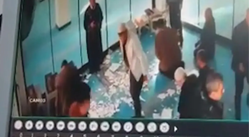 Məsciddə namaz vaxtı tavan insanların üzərinə çökdü - VİDEO