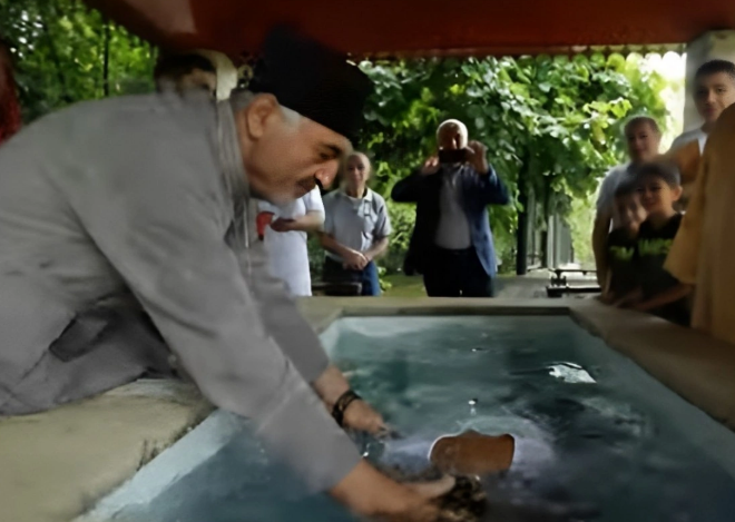 Qəbələnin Nic kəndində mistik səyahət: Keşiş niyə anasını 90 yaşında xaç suyuna saldı?