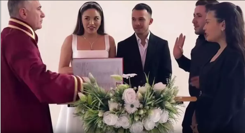 Nikah məmuruna zarafat etmək istəyən cütlük həyatınıın şokunu yaşadı - VİDEO