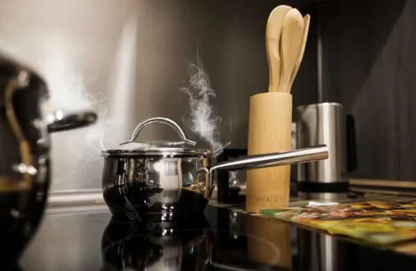 Niyə doymadan yeyirik? - Səbəb mətbəxdə ola bilər