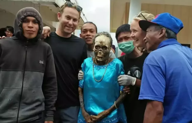 Qəribə ADƏT: Ölən qohumlarını qəbirdən çıxarır, paltar geyindirir, ŞƏKİL ÇƏKDİRİRLƏR - FOTOLAR