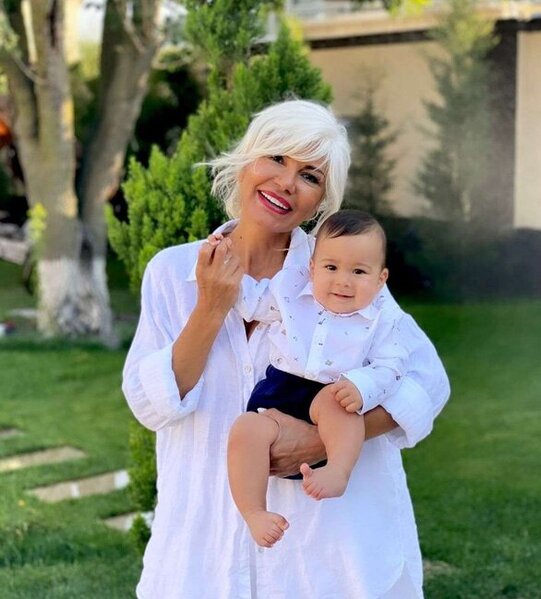Nərgiz Cəlilova ilk dəfə nəvəsi ilə fotosunu paylaşdı
